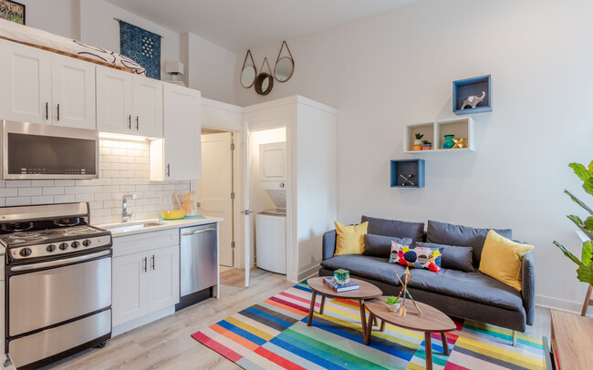 Building Photo - Completely renovated Uptown property