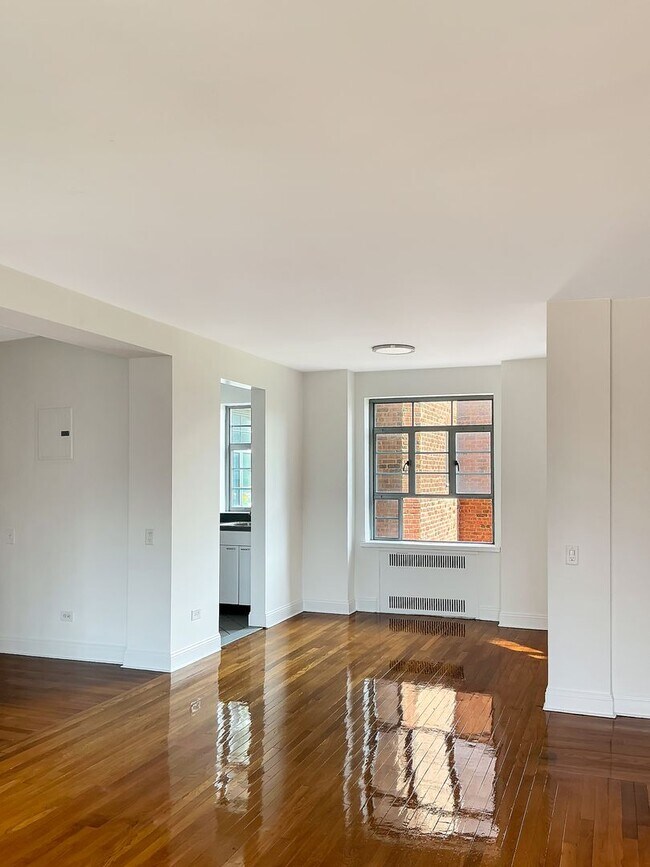 Foto del edificio - A prized destination in beautiful Forest Hill Garden, a place to call home