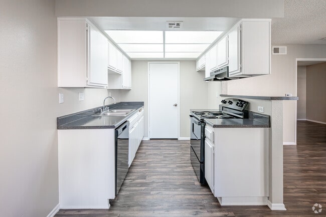 1BR, 1BA - 552SF - Kitchen - Soldano Senior Village