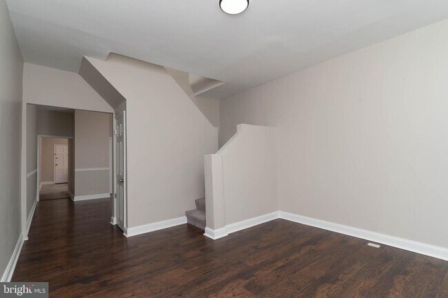 Building Photo - 551 E 38th St
