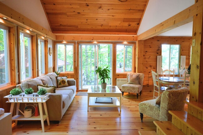 Building Photo - 33 Chem. du Lac-Clark