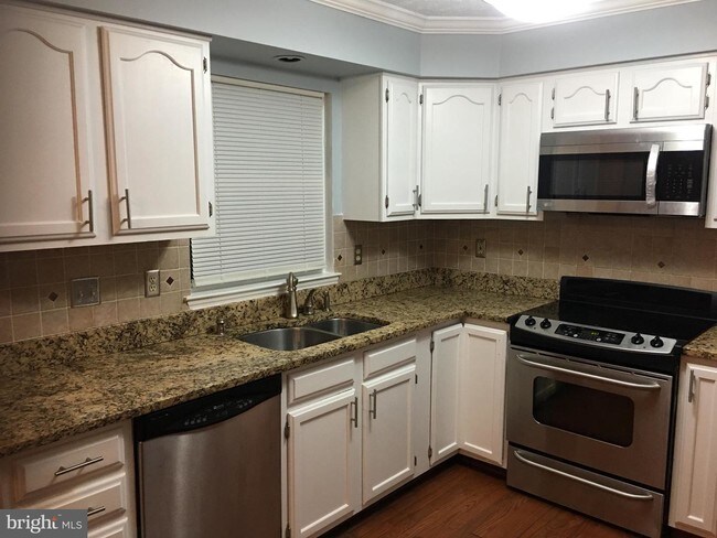 Building Photo - 6305 Woodcrest Dr