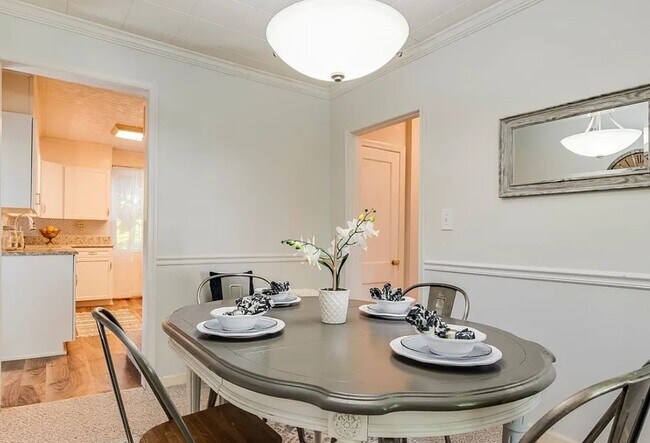 Foto del edificio - 8405 Brady Ave