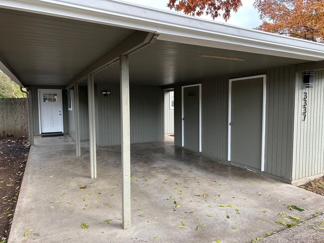 Building Photo - Beautifully updated 2 bedroom 1 bath duple...