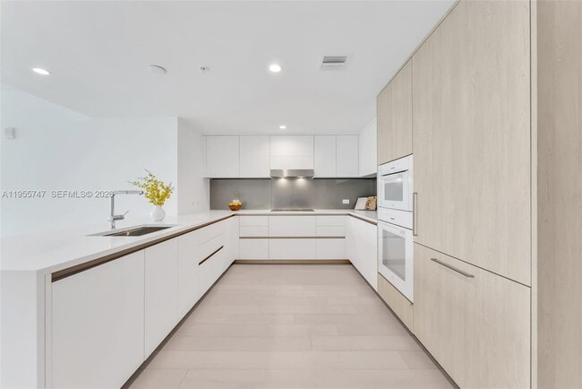 Foto del edificio - 9221 E Bay Harbor Dr