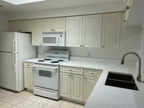 Building Photo - 3023 Alcazar Pl