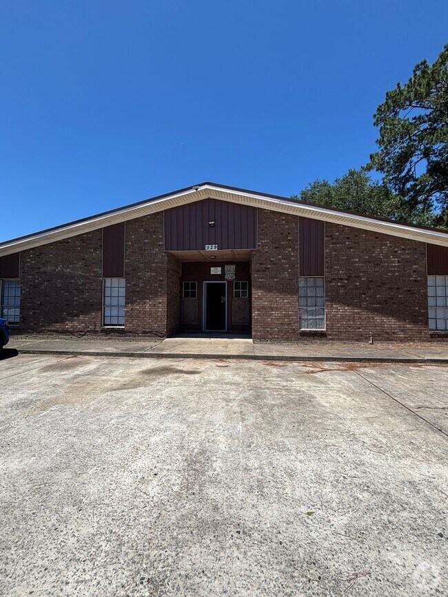 Building Photo - 929 Live Oak Dr