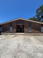 Building Photo - 929 Live Oak Dr