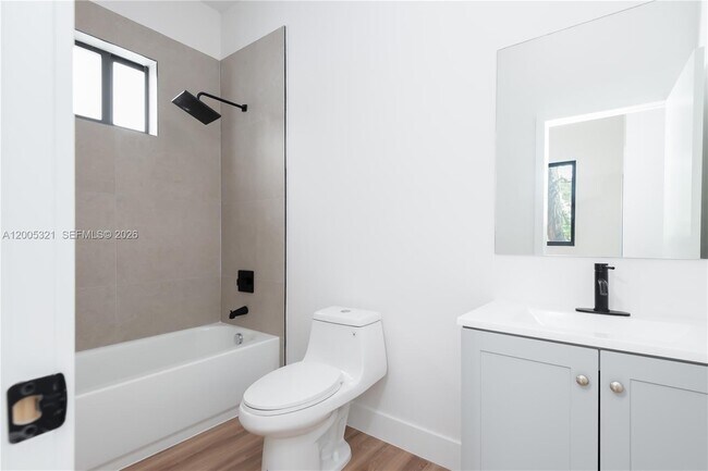 Foto del edificio - Northwest 3rd Street, Miami, FL 33126 - 3 BR 3.5 BA single-family home