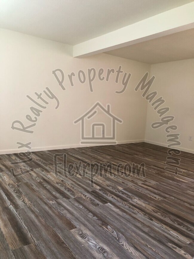 Building Photo - West Side Town Home - Sylvania Schools!!!