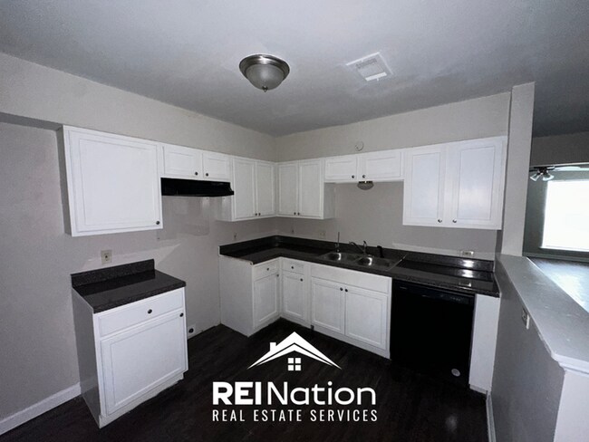 Foto del edificio - 3BR/3.5BA Cordova Rental with Wood Floors, Fireplace & Fenced Yard
