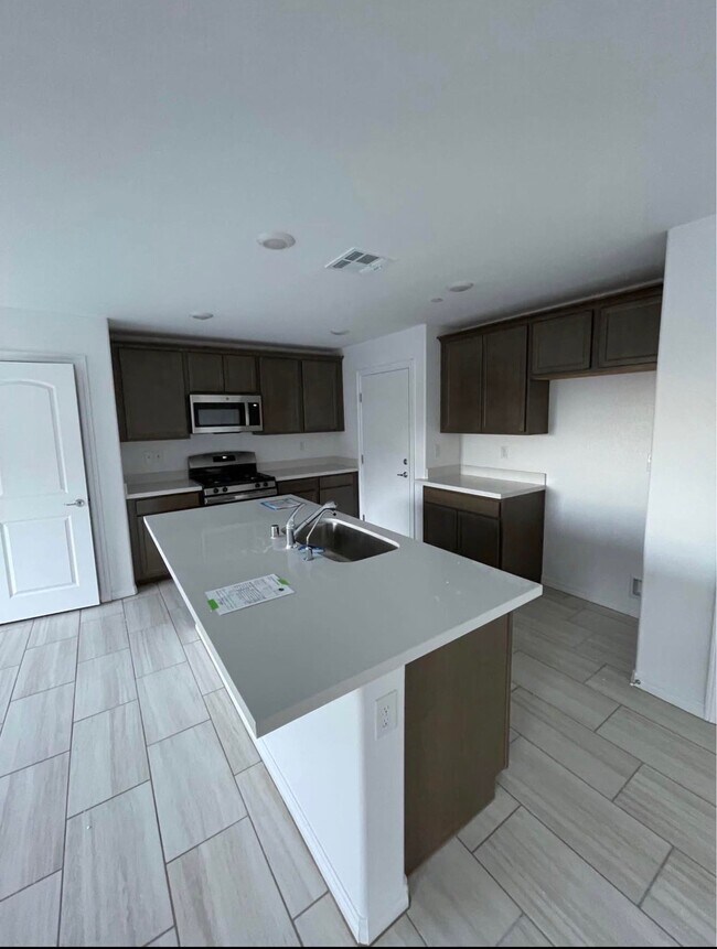 Foto del edificio - 380 Rosefinch St