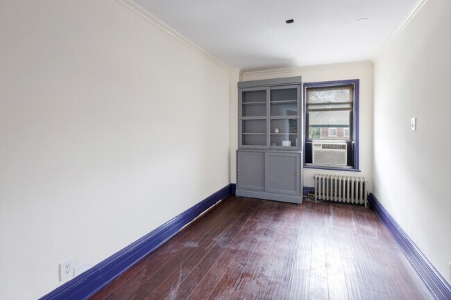 Building Photo - Duplex modern two bedroom, 2 full bath apa...