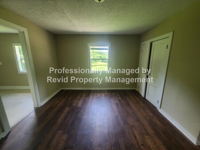 Building Photo - SECTION 8 ACCEPTED