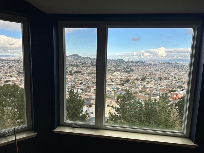 Building Photo - Amazing 2BR/2BA Townhome w/ Parking, In-Un...