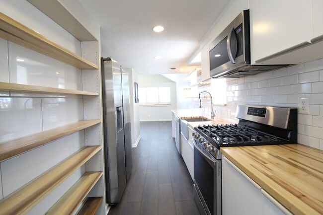 Building Photo - 1 Bedroom 1 Bath Beautifully Renovated Hou...