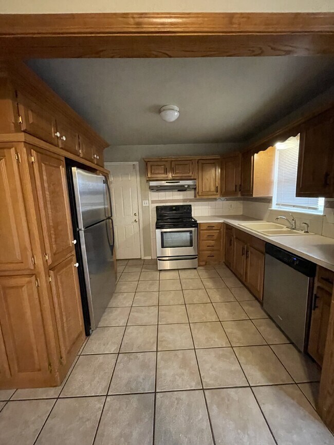 Foto del edificio - 3 Bed, 1 Bath Home with Large Corner Lot