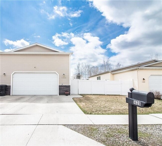 Building Photo - Cozy 4 bed 2 bath condo in the heights