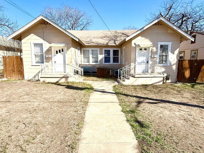 Building Photo - **APPLICATION RECEIVED** MOVE IN SPECIAL!!...