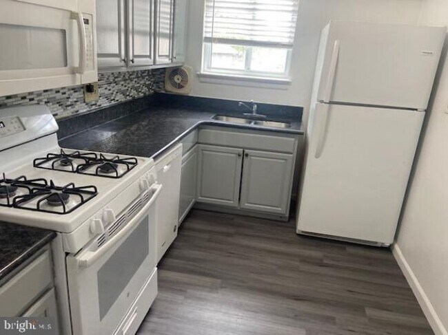 Foto del edificio - 11368 Cherry Hill Rd