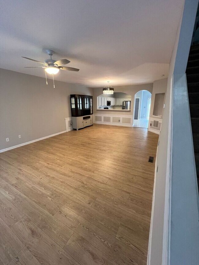 Foto del edificio - Spacious 2-Bedroom Townhome with Finished Studio Suite – Prime Location!