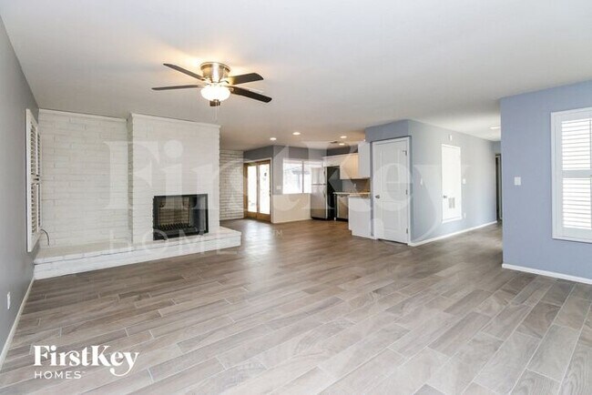 Building Photo - 328 E Balboa Dr