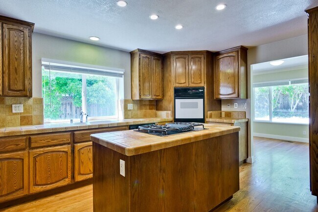 Foto del edificio - Spacious Home l Massive 12,525 Sq Ft Lot l...