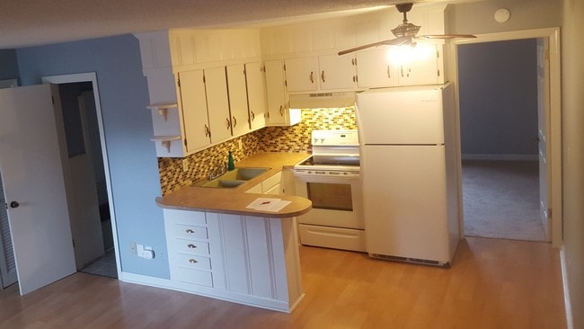 Kitchen Tiled in Backsplash - 1005 S Elm St