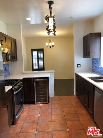 Building Photo - 2912 S Beverly Dr