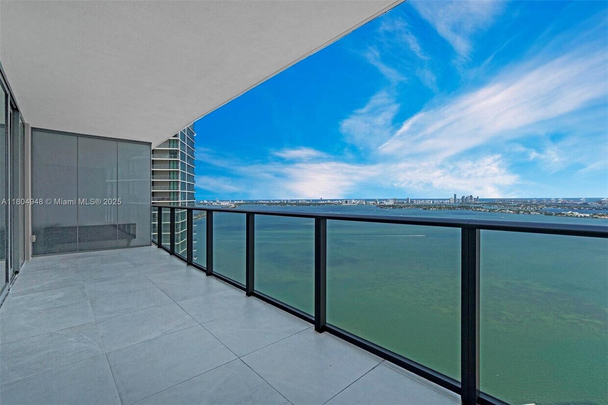 Foto principal - 650 NE 32nd St