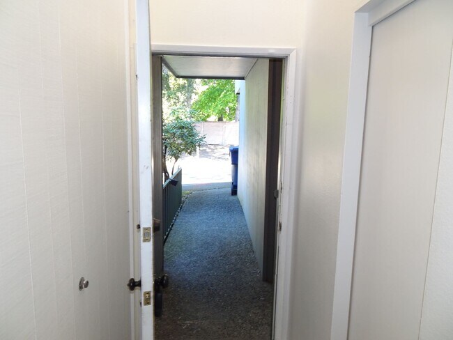 Foto del edificio - Charming 2-Bedroom Townhome in Beautiful B...