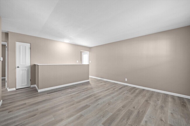 Building Photo - 11 Manor Dr