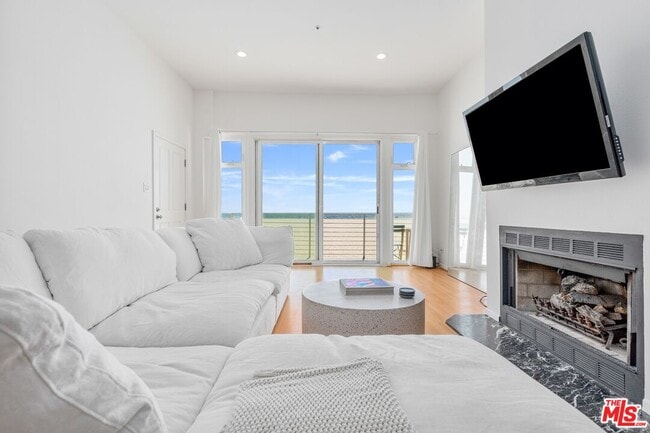 Building Photo - 4403 Ocean Front Walk