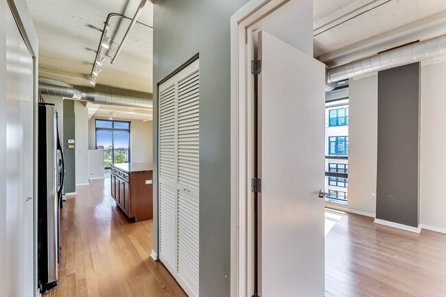 Foto del edificio - SW CORNER 2 BED / 2 BATH CONDO IN UNIVERSI...