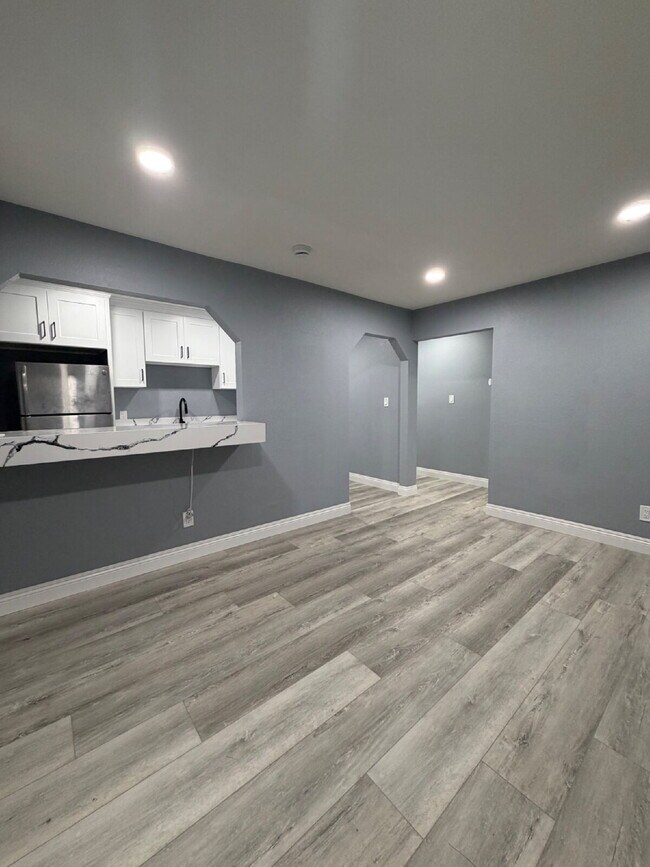 Foto del edificio - 100% NEWLY REMODELED - MUST SEE - WON'T LAST _   Only 4 miles from USC and 6 miles from DTLA