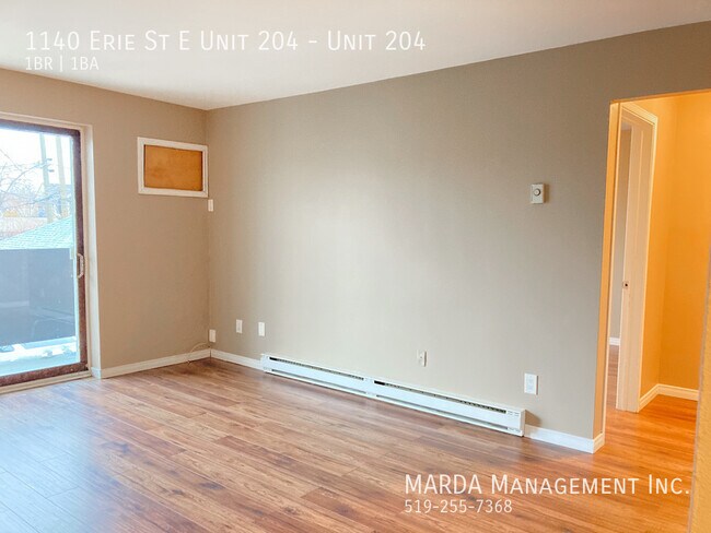 Photo du bâtiment - SPACIOUS 1 BEDROOM/1BATH UNIT WITH BALCONY...