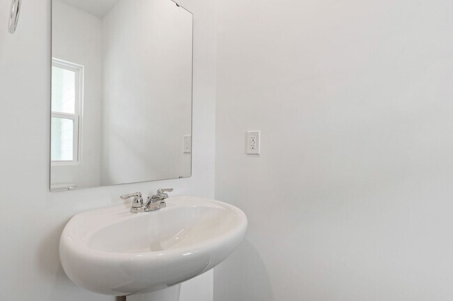 Building Photo - Updated 3BR Townhome with Pool and Spaciou...