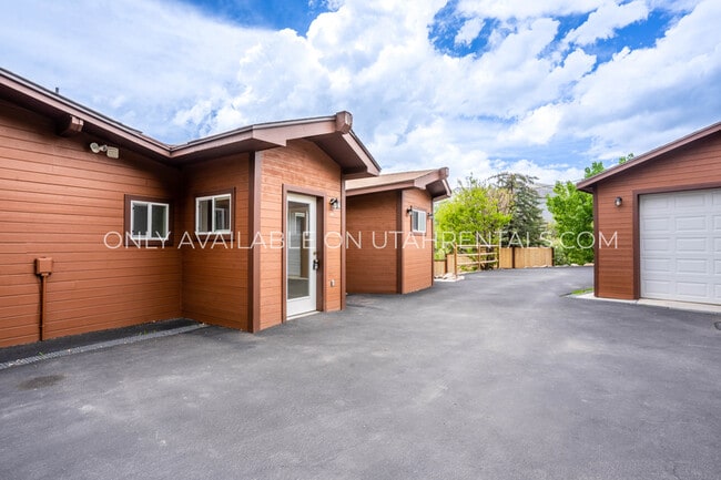 Building Photo - 310 Moulton Ln