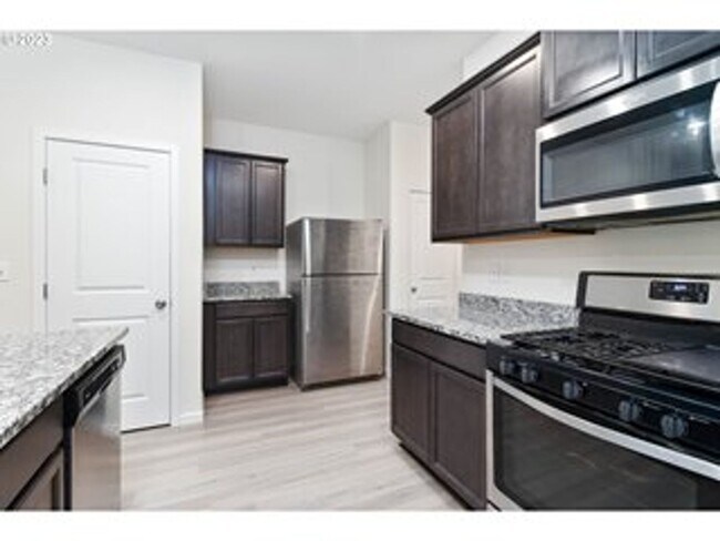 Building Photo - Newer 3 Bedroom NE Portland Townhome!