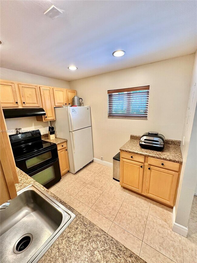 Foto del edificio - 7561 NW 16th St