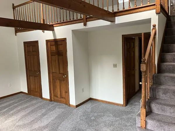 Foto del edificio - 3 bed 1 1/2 bath 4 level townhome availabl...