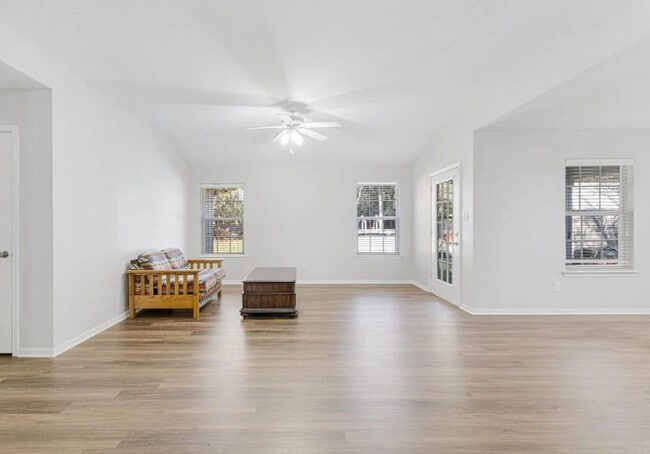 Foto del edificio - 325 Fuller St