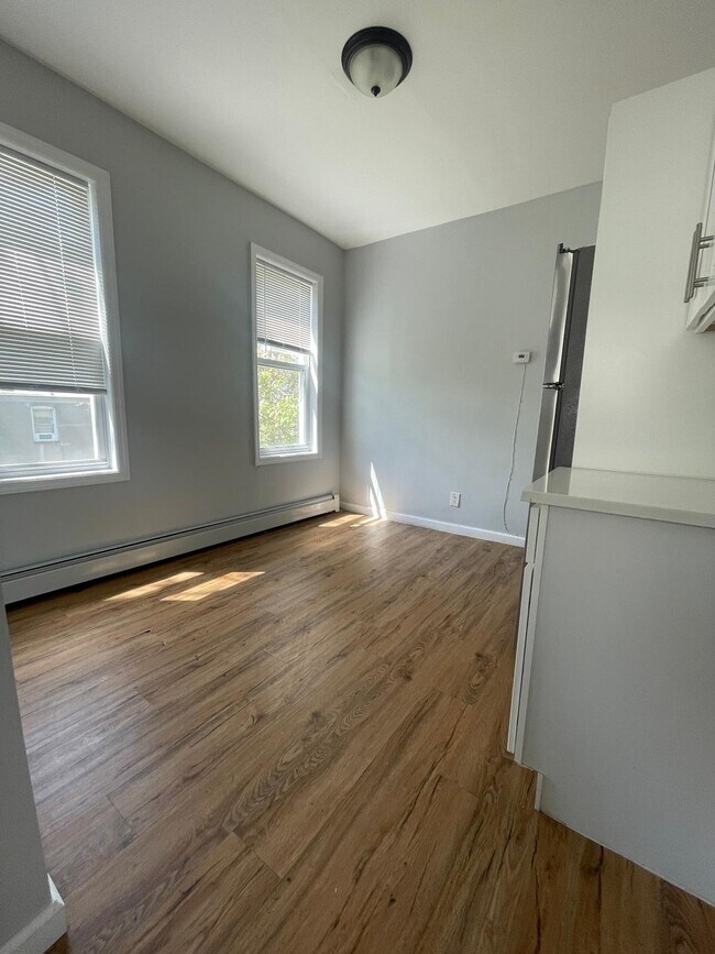 Unit 2 - 31 Bartholdi Ave