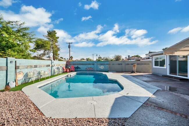 Foto del edificio - Spacious 6-Bedroom, 3-Bath Pool Home Near ASU Campus
