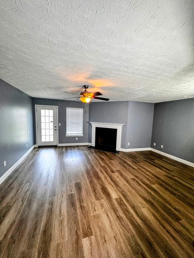 Building Photo - Spacious and cozy 3BR/2.5 bath townhome in...