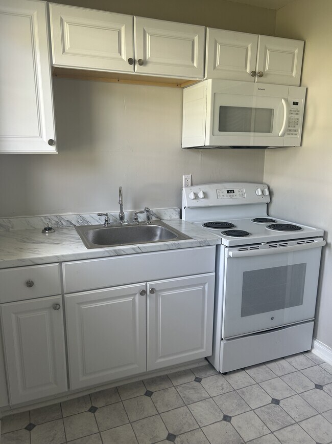 Building Photo - 129 Holiday Dr
