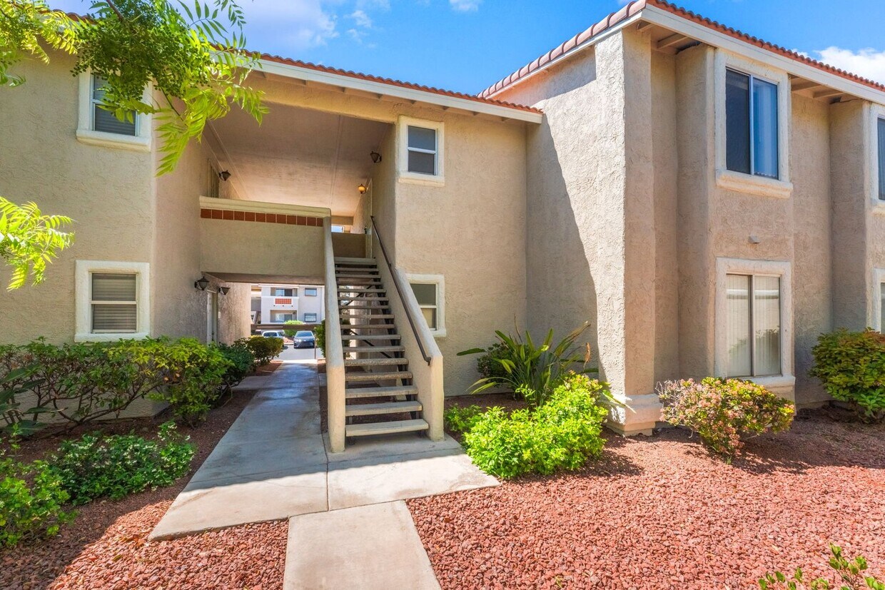 Foto principal - Charming Condo with new carpet & paint, lo...