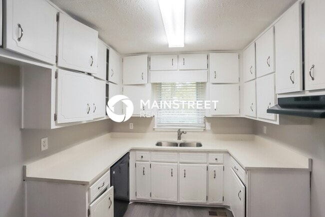 Building Photo - 3 Bedroom Pet-Friendly Home in Riverdale, GA with Main Street Renewal