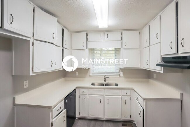 Foto del edificio - 3 Bedroom Pet-Friendly Home in Riverdale, GA with Main Street Renewal