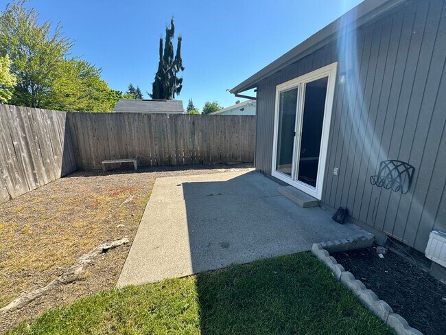 Foto del edificio - 4196 Merrimac Ct NE